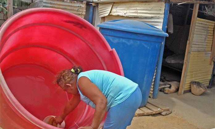 Habitantes en Lara tiene que caminar varios kilómetros para poder conseguir agua