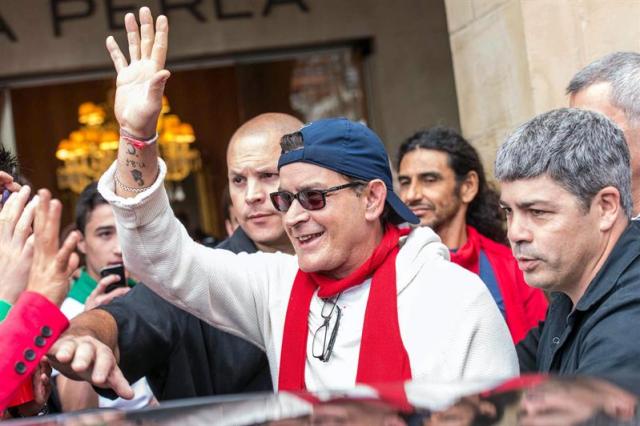 Fotografía de archivo tomada el 12 de julio de 2014 que muestra al actor Charlie Sheen a su salida del hotel La Perlada durante los Sanfermines en Pamplona. El actor Charlie Sheen confirmó hoy que desde hace cuatro años porta el virus del sida y que ha sido chantajeado por personas que no identificó para evitar que se conociera su situación. En una entrevista con la cadena NBC, Sheen dijo que las molestias comenzaron con un fuerte dolor de cabeza y una "enloquecedora" migraña. "Pensé que era un tumor cerebral y creía que estaba acabado", agregó. EFE/Daniel Fernandez