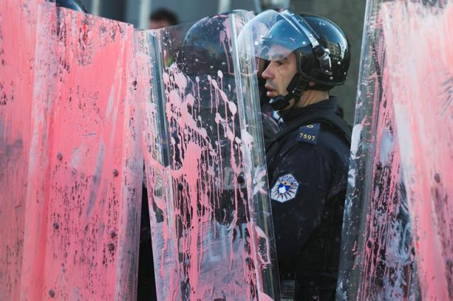 Agentes de la policía de Kosovo se enfrentan a partidarios de la oposición ultranacionalista kosovar durante una violenta protesta en Pristina, capital de la autoproclamada región independiente de Kosovo, hoy, 17 de noviembre 2015. Varios centenares de simpatizantes de los partidos políticos de la oposición protestaban en el exterior del edificio del Parlamento de Kosovo exigiendo la anulación de los acuerdos cerrados con Serbia bajo el auspicio de la Unión europea (UE) el pasado verano. EFE/Valdrin Xhemaj