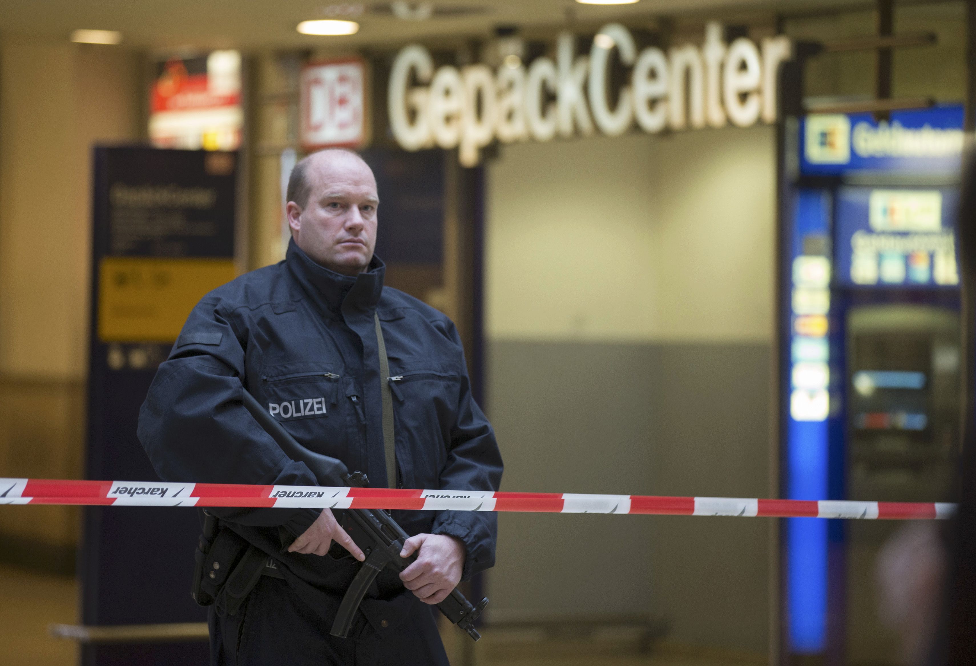 Uno de los terroristas detenidos en Saint Denis, ingresado en un hospital
