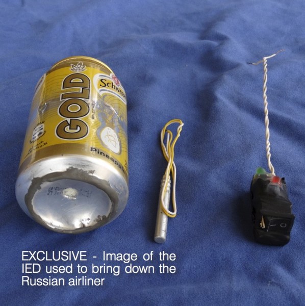 Una foto publicada por la revista oficial de Estado Islámico, Dabiq, muestra una lata de bebida Schweppes Gold, y lo que parece ser un detonador y un interruptor. La revista oficial de Estado Islámico publicó el miércoles una foto de lo que dijo era la bomba improvisada que derribó al avión ruso sobre la Península del Sinaí egipcia el mes pasado, provocando la muerte de las 224 personas a bordo. /Social Media