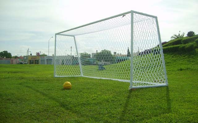 Un muerto y 8 heridos al caer rayo durante partido de fútbol en Bolivia