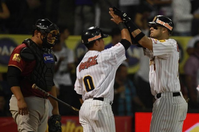 Leones descargaron fuerte ofensiva para derrotar al Magallanes e igualar la serie particular