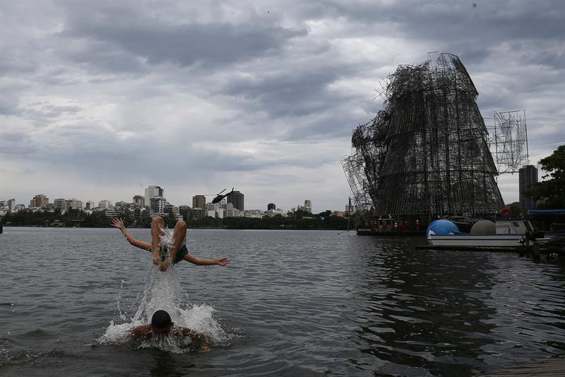 Un ventarrón en Río parte en dos el mayor árbol flotante de navidad del mundo