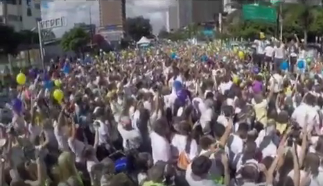 VIDEO: En la multitudinaria Carrera Color, también se escuchó el “y va a caer…”