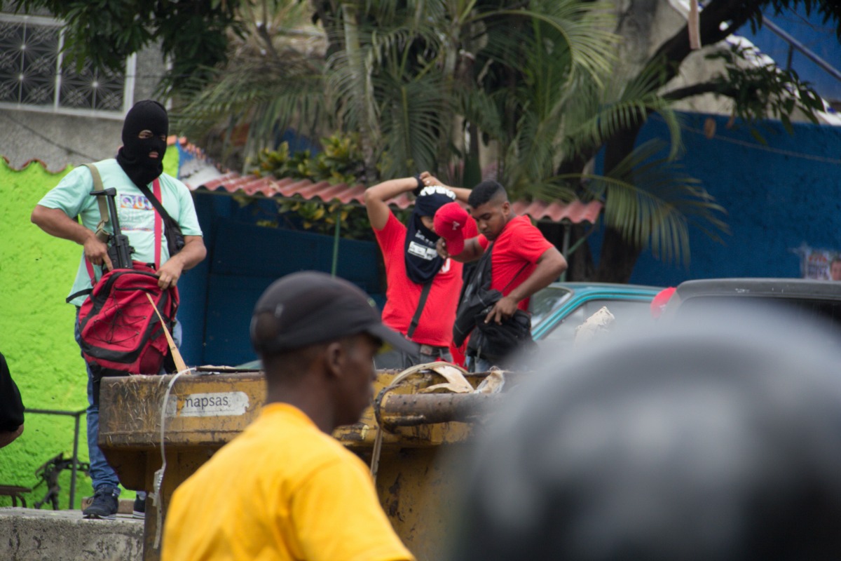 “Colectivos de paz” recibieron caravana de Miguel Pizarro con armas largas (Imágenes + Video EXCLUSIVO)