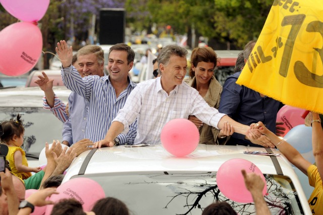 El candidato presidencial opositor de Argentina, Mauricio Macri (centro), saluda a sus seguidores durante un acto de campaña en Córdoba, 12 de noviembre de 2015. 