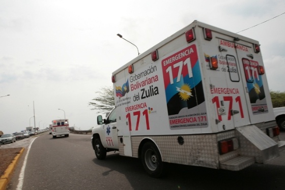 Motorizado chocó contra un carro y luego fue arrollado por otro vehículo en Zulia