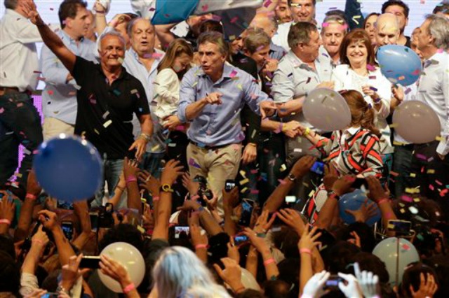 El candidato de la oposición, Mauricio Macri (centro), celebra su victoria en la segunda vuelta de las elecciones presidenciales, en Buenos Aires, Argentina, el 22 de noviembre de 2015. (Foto AP/Ricardo Mazalan)