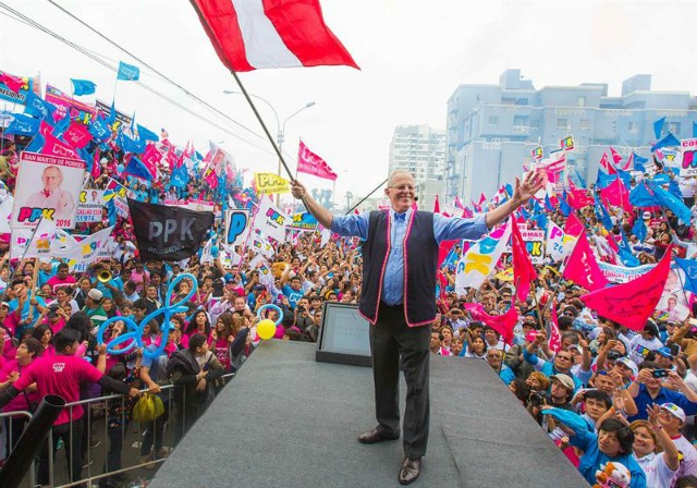 El virtual candidato presidencial peruano Pedro Pablo Kuczynski habla hoy, domingo 22 de noviembre de 2015, durante el lanzamiento de su plan de gobierno en un mitin desde el Parque Media Luna del distrito limeño de San Miguel (Perú), ante cientos de sus seguidores donde prometió la generación de tres millones de nuevos puestos de trabajo en los próximos cinco años y el incremento del sueldo mínimo, de los salarios en el sector público, de los policías y maestros, entre otros sectores. EFE/Prensa Peruanos por el Kambio/SOLO USO EDITORIAL