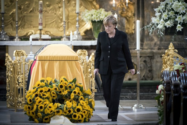 La canciller alemana Angela Merkel hace su camino de regreso a su asiento después de dar un discurso durante la ceremonia conmemorativa para el fallecido ex canciller de Alemania Occidental Helmut Schmidt en la iglesia de San Miguel (Sankt Michaelis Iglesia) en Hamburgo, Alemania, 23 de noviembre de 2015. Schmidt murió el 10 de noviembre, edad 96. REUTERS / Bundesregierung / Guido Bergmann / Handout través Reuters