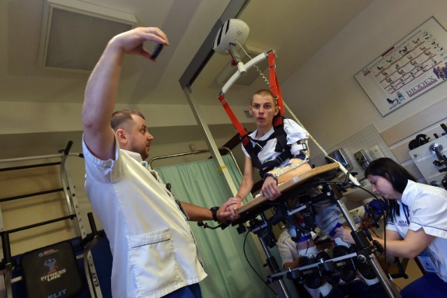 El ex soldado Artur Galtsov somete a terapia física en una clínica médica en Brovary, Ucrania, el 3 de noviembre de 2015. Perseguido por el recuerdo de ver a dos compañeros destrozados ante sus ojos durante combates con los rebeldes pro-rusos, Galtsov, de 24 años, consiguió un borracho día y saltó desde una ventana del tercer piso en un intento de acabar con su vida. El joven ha estado mintiendo durante un año en una cama de hospital en un pequeño pueblo cerca de Kiev - todavía no puede hablar y apenas reconocer familiares debido a las lesiones que sufrió en la caída. AFP PHOTO  GENYA Savilov