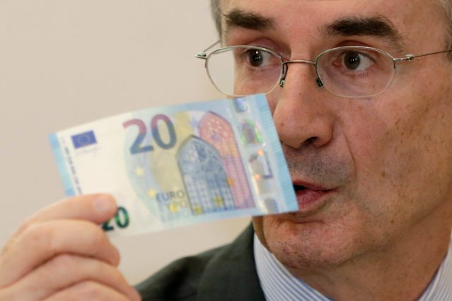 Banque de France Gobernador François Villeroy de Galhau sostiene el nuevo billete de 20 euros con nuevas características de seguridad durante su presentación en el Banco Nacional de Francia en París, Francia, 24 de noviembre de 2015. REUTERS / Philippe Wojazer