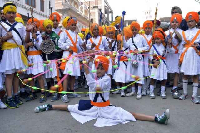 Jóvenes sij de la India muestra sus habilidades en el arte sij marcial conocido como 'Gatka' durante una procesión desde La Sri Akal Takhat en El Templo de Oro en Amritsar el 24 de noviembre de 2015, en la víspera del aniversario del nacimiento 546a de Sri Guru Nanak Dev. Guru Nanak fue el fundador de la religión del sijismo y el primero de los diez Gurus Sikh. AFP PHOTO / NARINDER NANU