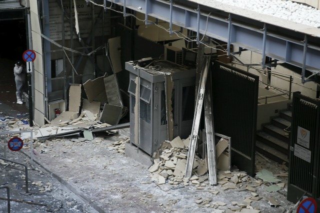 La entrada dañada de la embajada de Chipre en Grecia se ve en una calle donde una bomba estalló frente a la entrada de las oficinas Helénica Federación negocios en Atenas, Grecia, 24 de noviembre de 2015. Una bomba explotó frente a las oficinas de una federación empresarial griega en el centro de Atenas la madrugada del martes, dijo que los funcionarios de policía, rompiendo ventanas, pero sin causar heridos. REUTERS / Alkis Konstantinidis