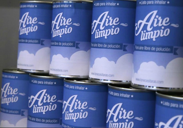 Uno de los artículos que expone la galería de arte (Es) Positivo en su escaparate único con los productos necesarios para adaptarnos al cambio climático: latas de aire limpio, bebidas exclusivas (agua) a 5.000 euros el litro y máscaras de gas para ella y para él, un proyecto impulsado por la ONG Inspiraction ante la Cumbre del Clima. EFE/Zipi