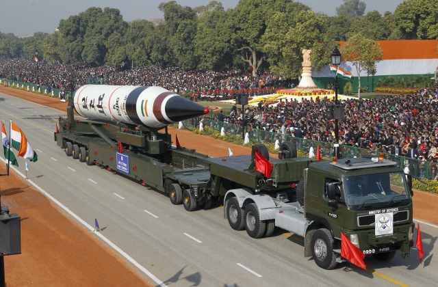 Un Agni V misil tierra-tierra se muestra durante el desfile del Día de la República en Nueva Delhi, India, en esta foto de archivo del 26 de enero 2013. Para igualar INDIA-NUCLEAR. REUTERS / B Mathur / Archivos