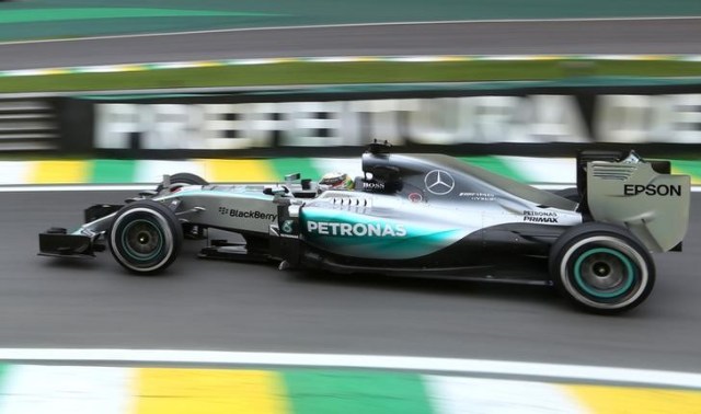 El piloto Lewis Hamilton de la escudería Mercedes de Fórmula Uno en los ensayos del Gran Premio de Brasil en Sao Paulo, nov 13, 2015. Reuters