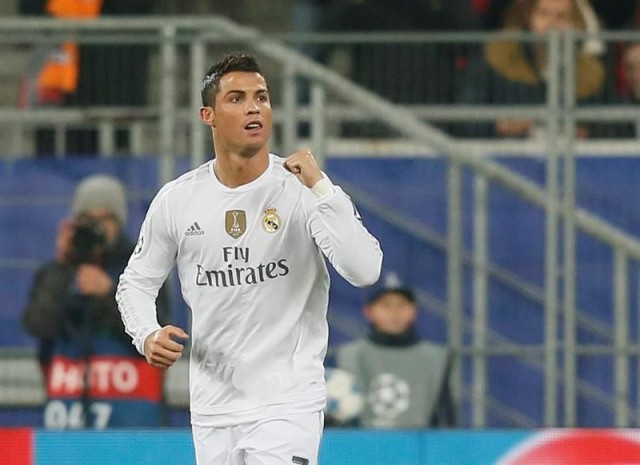 Cristiano Ronaldo dedica una camiseta del Real Madrid a Daniel Ortega