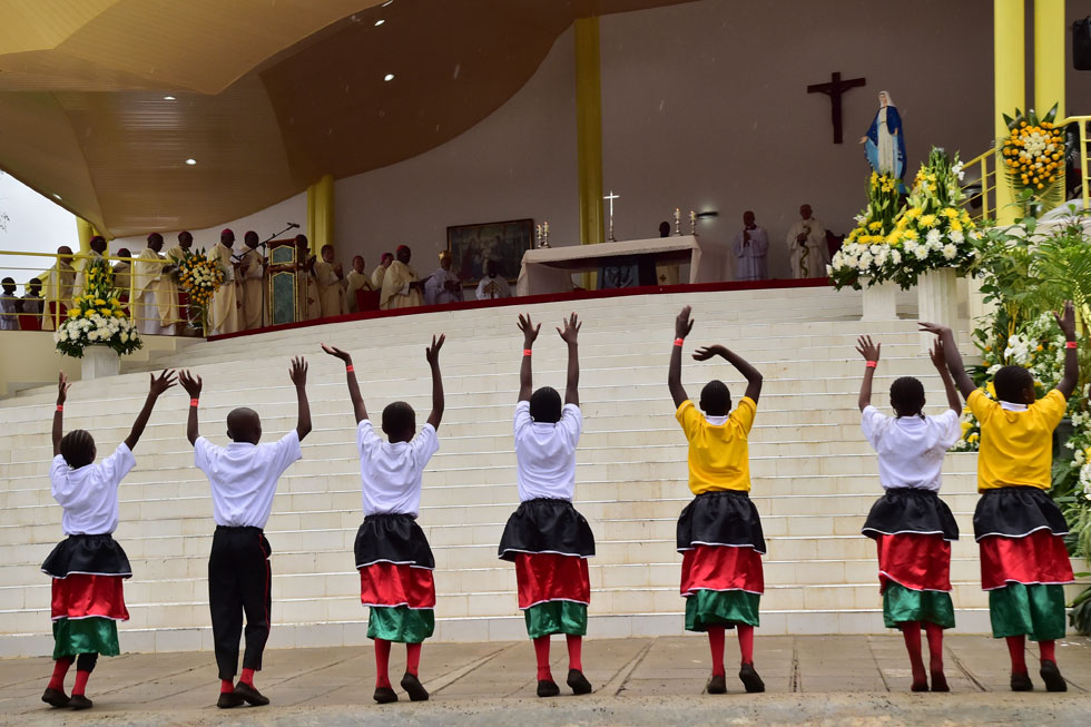 El Papa condena el machismo ante miles de fieles en Nairobi