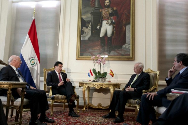 l canciller paraguayo, Eladio Loizaga; el presidente de Paraguay, Horacio Cartes; el ministro español de Exteriores, José Manuel García-Margallo, y el embajador de España en Paraguay, Diego Bermejo, se reúnen hoy, viernes 27 de noviembre de 2015, durante la visita oficial de dos días del ministro español para afianzar las relaciones bilaterales con el país, en Asunción (Paraguay). La visita tiene como objetivo fomentar el intercambio empresarial y comercial y respaldar los proyectos españoles de cooperación. EFE/ Andrés Cristaldo