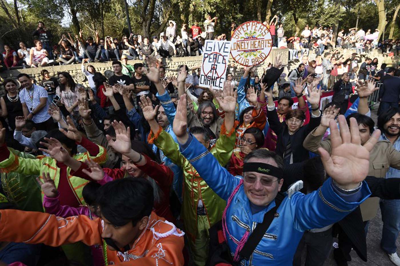 Ciudad de México logra Guinness de personas disfrazadas de los Beatles (Fotos)