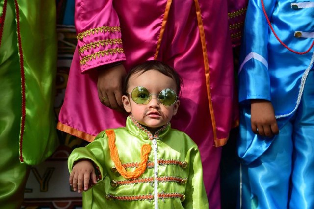 A boy disguised as British The Beatles rock band members is seen during an attempt to break a Guinness World Record of the largest number of people disguised as The Beatles at Chapultepec park in Mexico City on November 28, 2015. AFP PHOTO/ALFREDO ESTRELLA / AFP / ALFREDO ESTRELLA