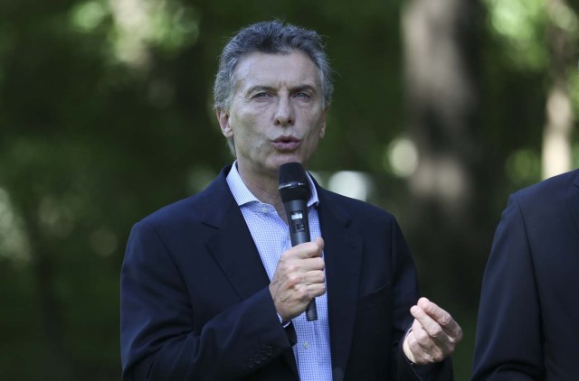 BAS001. BUENOS AIRES (ARGENTINA), 02/12/2015.- Mauricio Macri, presidente electo de Argentina, habla hoy, miércoles 2 de diciembre de 2015, durante un acto en el que presentó a los integrantes de su gabinete, en el Jardín Botánico en Buenos Aires. Macri afirmó hoy que Cristina Fernández "no quiere colaborar" en el proceso de transición y apuntó que "en vez salir por la puerta grande, sigue marcando que quiere salir por la puerta chica". "Cada cosa que hace que ella cree que es en contra de nuestro gobierno, es contra Argentina", dijo Macri en declaraciones a la prensa tras presentar formalmente a los miembros de su Gobierno. EFE/David Fernández