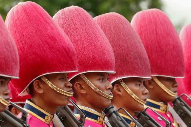 Tailandeses Guardia Real marchan frente al Gran Palacio durante un desfile militar como parte de una celebración para el próximo cumpleaños del rey Bhumibol Adulyadej en Bangkok, Tailandia 03 de diciembre de 2015. El rey venerado monarca reinante más largo del mundo, a su vez, 88 el 5 de diciembre REUTERS / Jorge Silva