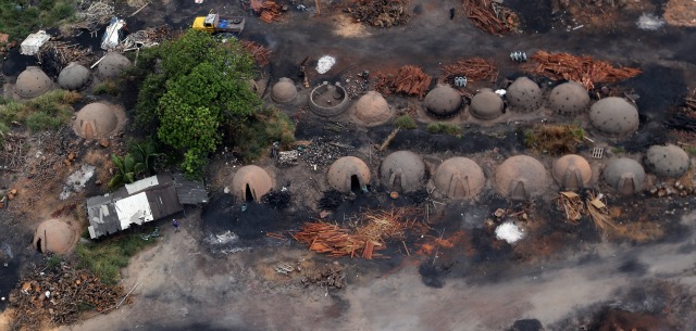 Una vista aérea de los hornos utilizados para hacer carbón de madera se ve en una fábrica de carbón de leña tradicional en la ciudad amazónica de Boa Vista, Brasil, 2 de diciembre de 2015. La destrucción de los bosques de Brasil Amazonas, la selva intacta más grande del mundo, aumentó en un 16 por ciento en 2015 respecto al año anterior ya que el gobierno se esfuerza por hacer cumplir la legislación y dejar claros ilegales. Los datos de satélite para los 12 meses hasta finales de julio, publicado en noviembre 2015 por el Ministerio de Medio Ambiente de Brasil, mostró que 5,831 kilometros cuadrados (2.251 millas cuadradas) de bosques se aclaró en la Amazonía brasileña, un área la mitad del tamaño de Puerto Rico. Foto tomada 02 de diciembre de 2015. REUTERS / Paulo Whitaker