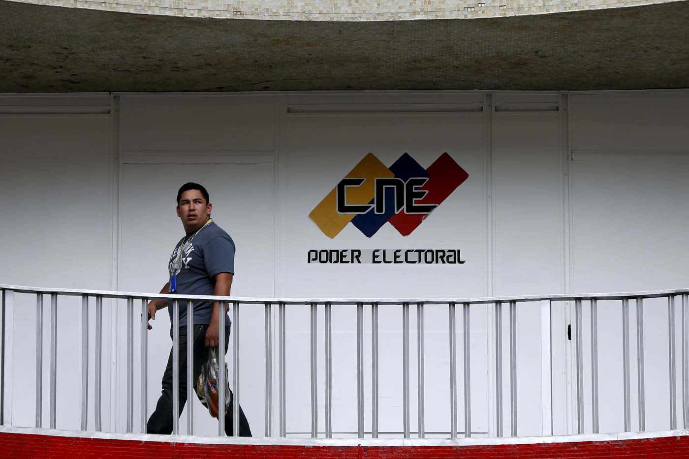 ¿Qué se necesita para solicitar el referéndum revocatorio en el CNE?