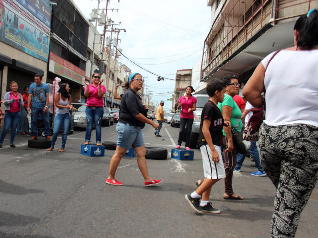 Comercios protestan por fallas eléctricas en Falcón