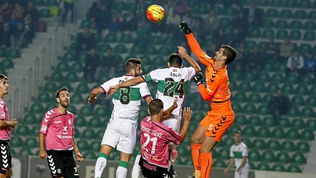 El venezolano Dani Hernández saca un balón que había rematado un jugador del Tenerife.