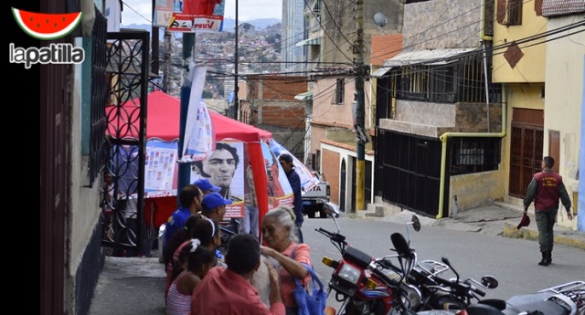 Le preguntamos a efectivo del Plan República por qué habían toldos rojos haciendo campaña #6D (video)