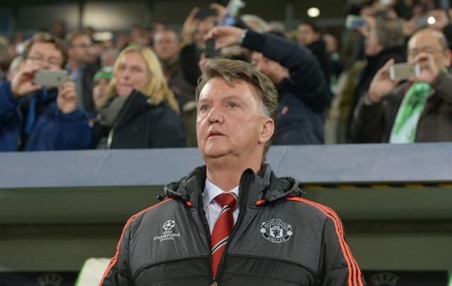  El entrenador de Manchester United, Louis van Gaal, es visto el martes 8 de diciembre de 2015, durante un partido de la Liga de Campeones por el grupo B entre Wolfsburg y Manchester United en Wolfsburg (Alemania). EFE/PETER STEFFEN