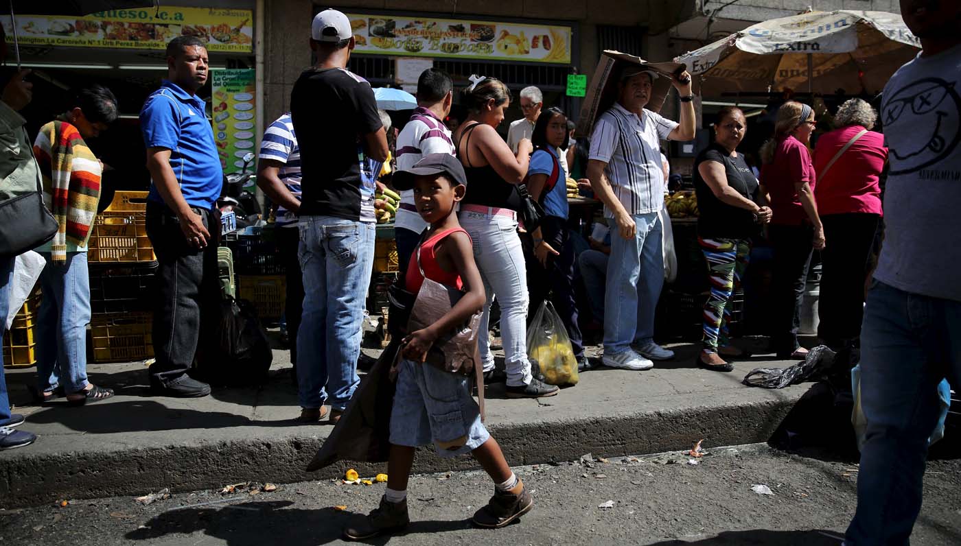 Niños cambian pupitres por un puesto en las colas para comprar comida