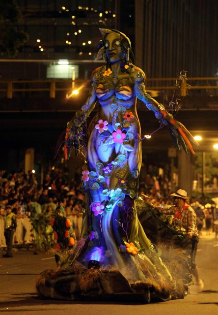 Fotografía de una carroza durante el tradicional Carnaval de 'Luces, Mitos y Leyendas' hoy, martes 8 de diciembre de 2015, en Medellín (Colombia). Este desfile, realizado bajo el lema "Historias de mi tierra y del más allá" e inspirado en la identidad popular y en las tradiciones, contó con la participación de más de 900 artistas y 19 comparsas. EFE/LUIS EDUARDO NORIEGA