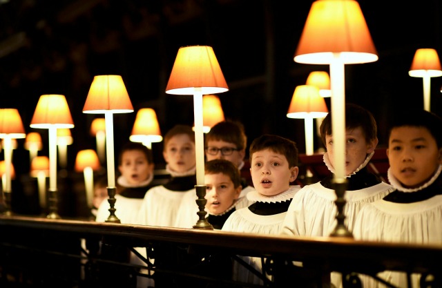 Coristas de coro de la catedral de St. Paul cantar en el coro dentro de la catedral de St. Paul en Londres, Reino Unido, 9 de diciembre de 2015. Los coristas cantaron himnos el miércoles mientras se preparaban para la Navidad, uno de los momentos más intensos del año. REUTERS / Dylan Martínez