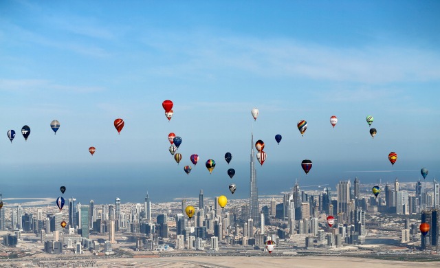 Globos aerostáticos sobrevuelan Dubai durante los Juegos Mundiales de Aire 2015, que se celebró bajo las reglas de la Federación Aeronáutica Internacional (FAI), como parte del evento "Dubai International Balloon Fiesta", Emiratos Árabes Unidos 9 de diciembre de 2015. REUTERS / Karim Sahib / Piscina