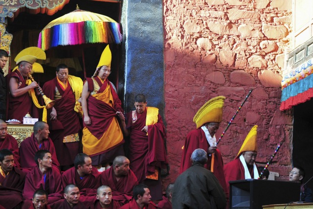 Gyaltsen Norbu (arriba cuarto L), el 11 Panchen Lama, llega a una recopilación de budismo en el Monasterio Tashilhunpo en Shigatse, Región Autónoma del Tíbet, China, 8 de diciembre de 2015. Imagen tomada el 8 de diciembre de 2015. REUTERS / China Daily