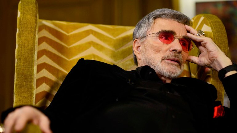 Burt Reynolds: Charlie Sheen se merece tener VIH