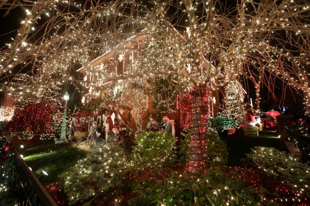  Fotografía de una casa decorada con iluminación de Navidad hoy, martes 8 de diciembre de 2015, en el área de Dyker Heights en Brooklyn, Nueva York (EE.UU.). EFE/ANDREW GOMBERT