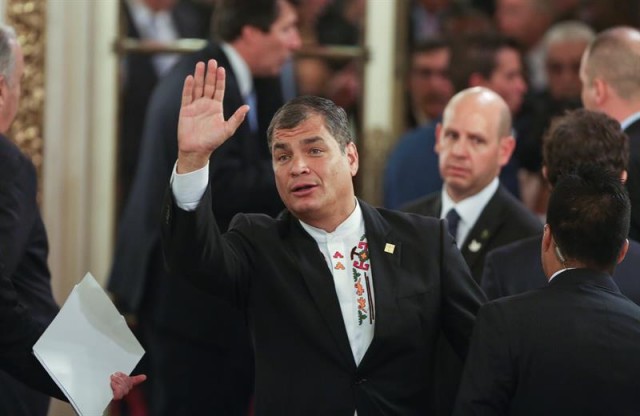  El presidente de Ecuador, Rafael Correa, saluda en el Salón Blanco de la Casa Rosada hoy, jueves 10 de diciembre de 2015, durante el acto de posesión del nuevo presidente argentino, Mauricio Macri, en Buenos Aires. EFE/David Fernández