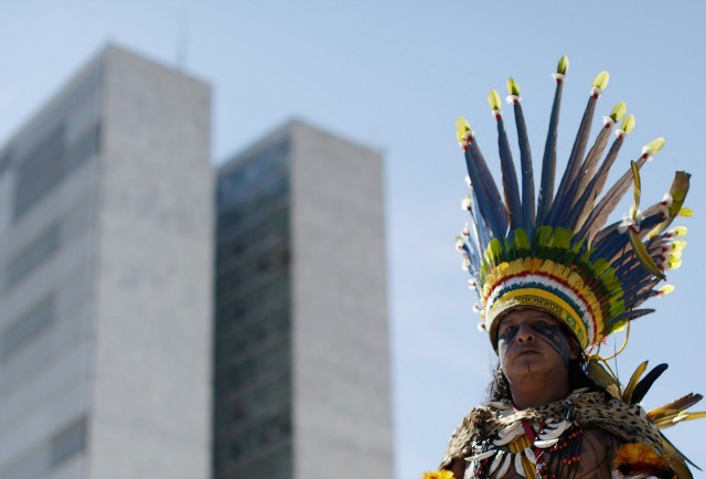 Un indio brasileño asiste a una protesta en contra de la enmienda constitucional propuesta (PEC 215), frente al Congreso Nacional en Brasilia, Brasil, 16 de diciembre de 2015. PEC 215 propone la transferencia del poder a demarcar las tierras indígenas en el Congreso Nacional de Brasil. REUTERS / Ueslei Marcelino