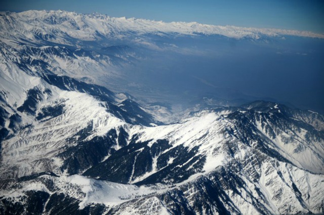 Nevadas montañas del Himalaya en la región de Cachemira se ven desde un vuelo comercial entre Srinagar y Jammu, el 16 de diciembre de 2015. El valle de Cachemira continúa a temblar temperaturas mínimas en la región cayó varios grados bajo cero, según un informe local. AFP PHOTO / Tauseef MUSTAFA