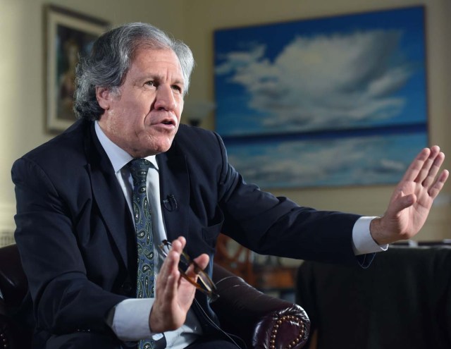 SHM10 - WASHINGTON (DC, EEUU), 16/12/2015.- El secretario general de la Organización de Estados Americanos (OEA), Luis Almagro, habla hoy, martes 16 de diciembre de 2015, durante una entrevista en la sede del organismo en Washington, DC. Almagro, pidió hoy que las nuevas leyes que impulsen en Venezuela el Gobierno y la oposición, tras las elecciones parlamentarias del 6 de diciembre, "no alteren" el funcionamiento democrático. EFE/Lennin Nolly