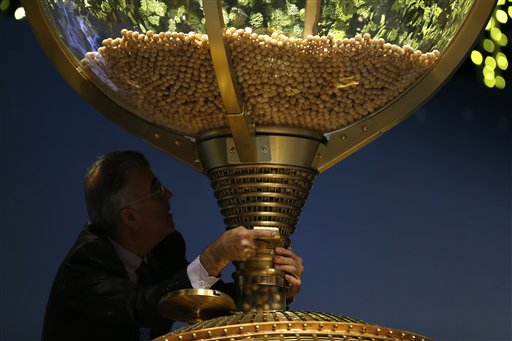 Foto tomada el 22 de diciembre del 2015 del enorme barril que contiene los números candidatos para ganar la principal lotería de España. (AP Photo/Francisco Seco)