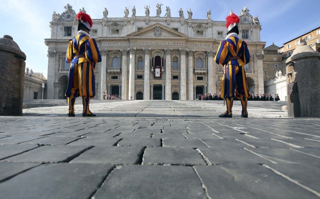 Pope Francis delivers a "Urbi et Orbi" (to the city and the world) message from the balcony overlooking St. Peter's Square at the Vatican December 25, 2015. REUTERS/Alessandro Bianchi