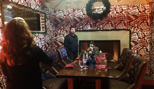 Anne y Vincent Duffy observan el interior de una gasa gigante de pan de jengibre construida para la temporada navideña en el hotel Ritz carlton de Dove Moutaina, en Marana, Arizona, el lune 21 de diciembre de 2015. El lugar, como si lo hubieran sacado del cuento de ?Hansel y Gretel?,  funciona desde el mes pasado como comedor privado pero hay que reservarlo con 150 dólares, aunque la entrada es gratuita. (AP Foto/Terry Tang)