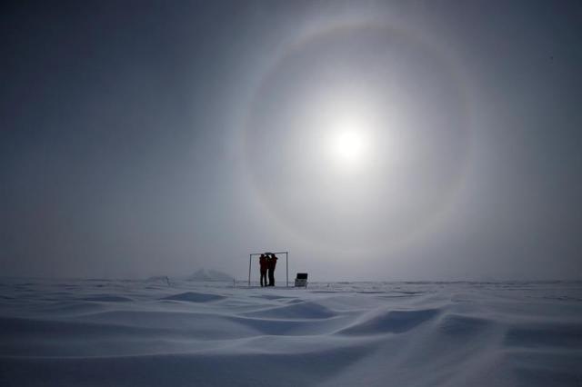 Imagen tomada el 18 de noviembre de 2015 que muestra a dos científicos midiendo la radiación solar y su albedo en el campamento Glaciar Union, a 1000 km del Polo Sur. Investigadores de la Universidad de Santiago de Chile informaron hoy que en los primeros días de diciembre el agujero en la capa de ozono en la Antártida alcanzó valores récord en su extensión. EFE/Felipe Trueba